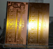 Links: blankes, reines, lachsfarbenes Kupfer. Rechts: dunkleres, leicht oxidiertes Kupfer